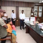 Pakur News: जन समाधान दिवस में डीसी मेघा भारद्वाज ने सुनीं लोगों की शिकायतें, समयबद्ध समाधान के दिए निर्देश