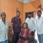 Dhanbad News: रोटी बैंक यूथ क्लब ने लकवाग्रस्त वृद्ध महिला को भेंट की व्हीलचेयर