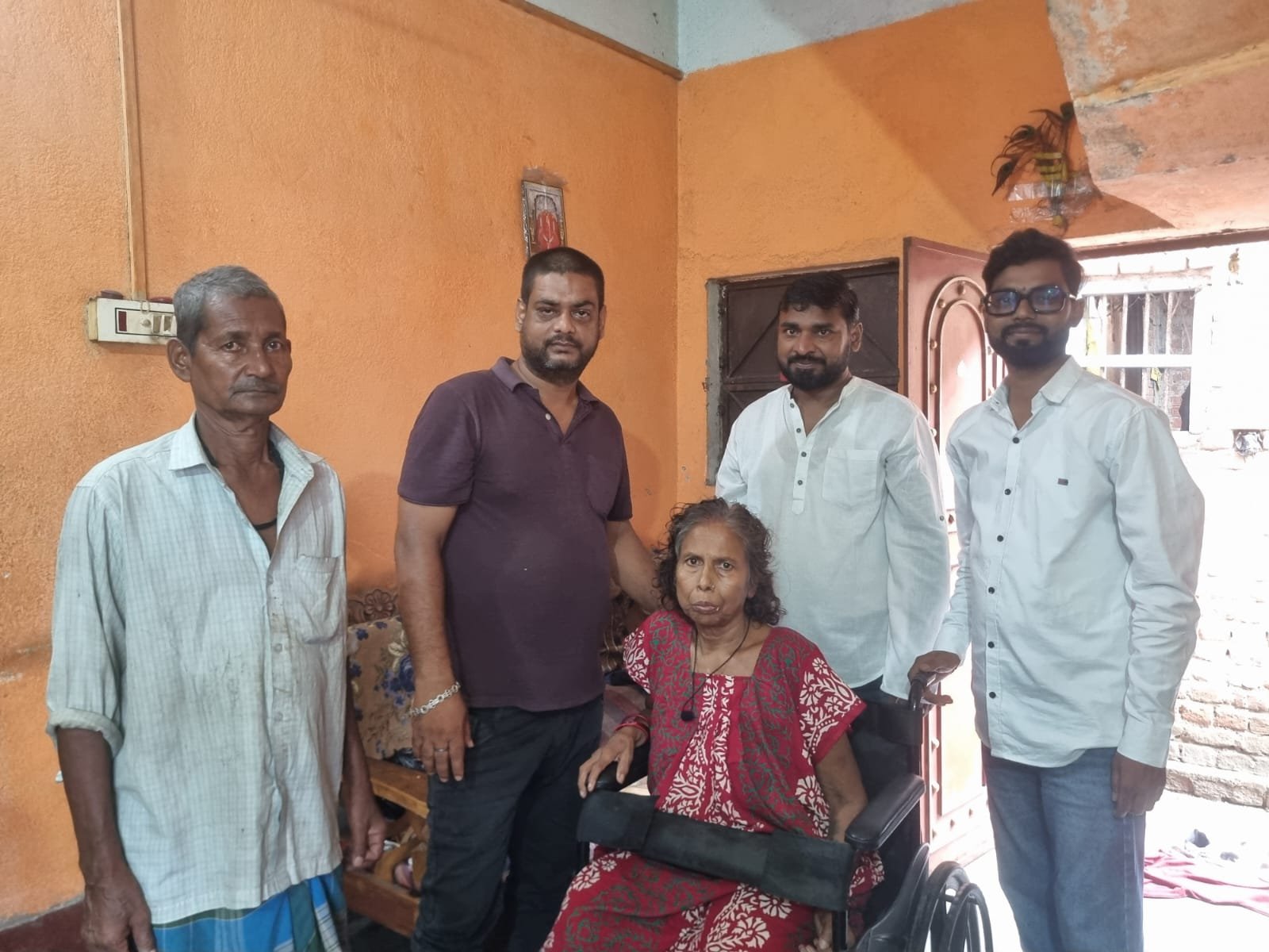 Dhanbad News: रोटी बैंक यूथ क्लब ने लकवाग्रस्त वृद्ध महिला को भेंट की व्हीलचेयर