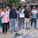 Dhanbad News: जंतर-मंतर आंदोलन के समर्थन में सिंदरी में प्रदर्शन, केंद्रीय शिक्षा मंत्री का पुतला दहन