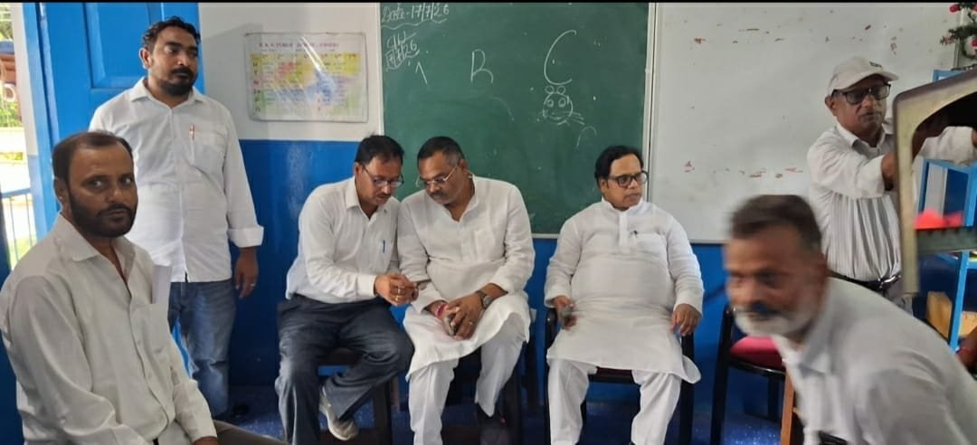 सिंदरी में SIR अभियान की समीक्षा, कांग्रेस पदाधिकारियों ने बूथों का किया निरीक्षण