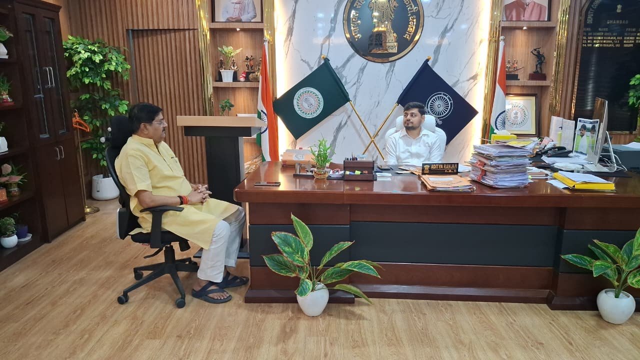 जनसरोकार के मुद्दों पर विधायक राज सिन्हा का एक्शन, उपायुक्त से मिलकर रखीं कई प्रमुख मांगें