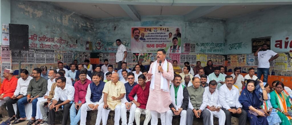 NEET पेपर लीक के विरोध में धनबाद में कांग्रेस का प्रदर्शन, शिक्षा मंत्री धर्मेंद्र प्रधान के इस्तीफे की मांग