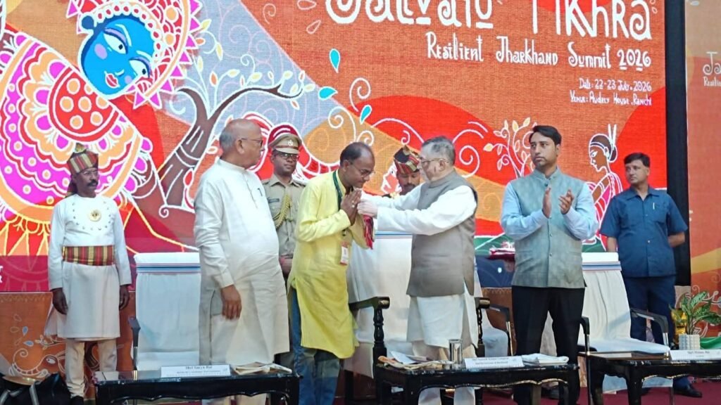 राज्यपाल के हाथों सम्मानित हुए समाजसेवी शंकर रवानी, बाल अधिकार और पर्यावरण संरक्षण के क्षेत्र में मिला सम्मान