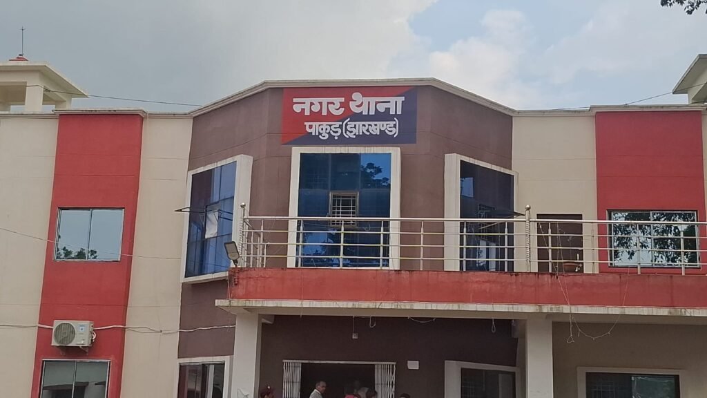 Pakur News: युवक को टक्कर मारने के बाद पकड़ी गई स्कॉर्पियो, भारी मात्रा में खैनी बरामद