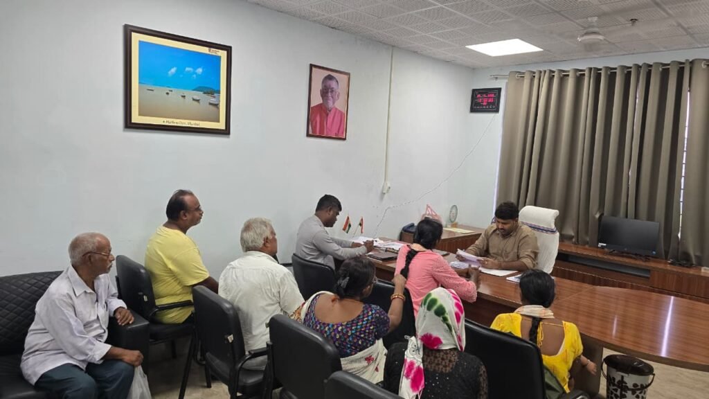 Dhanbad News: जनता दरबार में प्रधान शिक्षिका पर मनमानी का आरोप, जांच के निर्देश