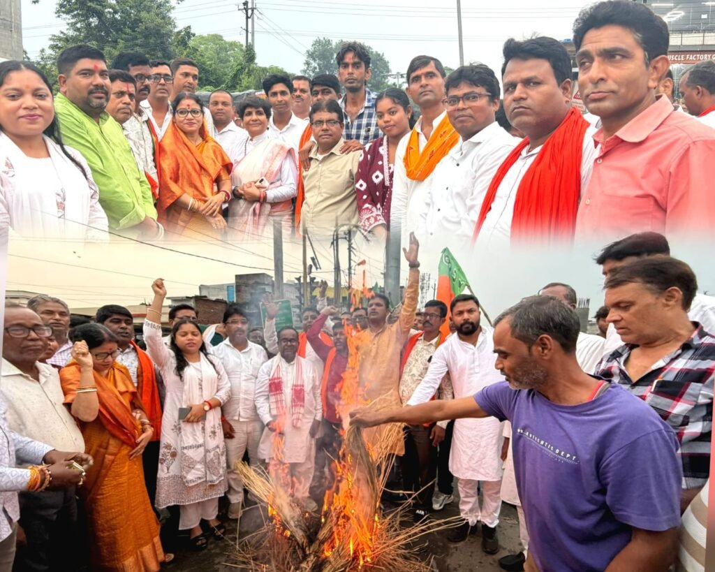 JPSC-JSSC भर्ती परीक्षाओं के मुद्दे पर सिंदरी में भाजपा का विरोध प्रदर्शन, राहुल गांधी का पुतला दहन