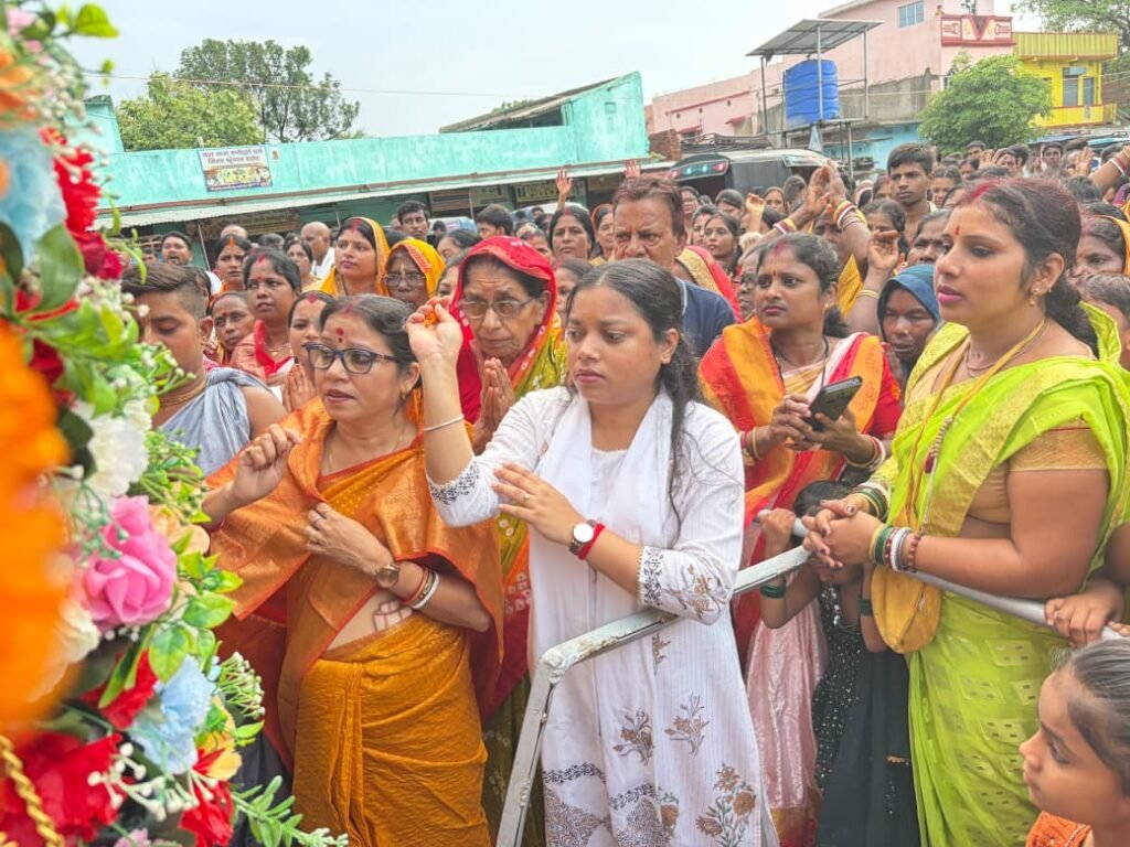 सिंदरी में भक्ति और आस्था का संगम, रथ यात्रा में शामिल हुईं भाजपा नेत्री तारा देवी और डॉ. निशि महतो