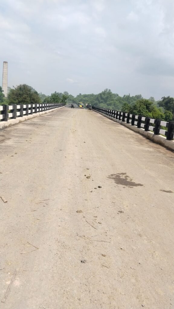 Dhanbad News: सोनबाद में पोसाई नदी पुल के जर्जर पहुँच पथ की हुई मरम्मत, DDC के निर्देश पर त्वरित कार्रवाई