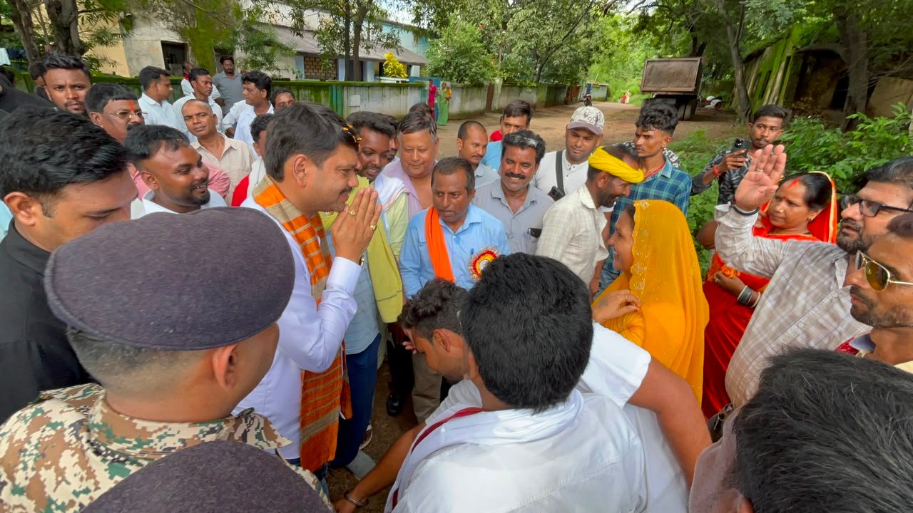 Dhanbad News: मधुबन के ग्रामीणों के अधिकारों की लड़ाई में हर कदम पर साथ रहेंगे – मेयर संजीव सिंह