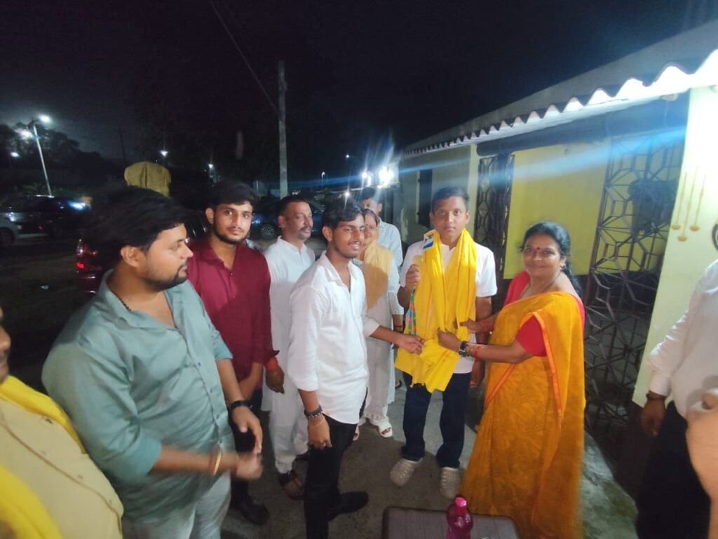 Dhanbad News: सिंदरी के रुद्र सिंह ने जिला स्तरीय वुशु प्रतियोगिता में जीता स्वर्ण पदक, ABVP ने किया सम्मानित