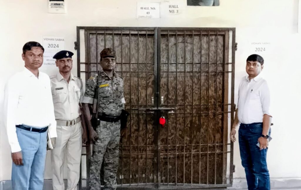 धनबाद में जिला निर्वाचन पदाधिकारी ने किया EVM वेयरहाउस का निरीक्षण, सुरक्षा व्यवस्था की समीक्षा