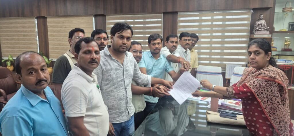 पाकुड़ के संवेदकों ने डीसी से लगाई गुहार, लघु खनिज चालान नियम में राहत की मांग