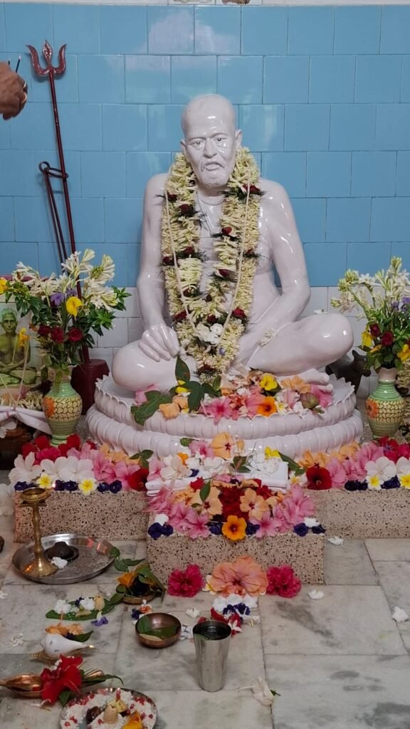 गुरु पूर्णिमा पर पाकुड़ के मंदिरों और आश्रमों में उमड़ी श्रद्धालुओं की भीड़, तारा मां बामदेव आश्रम में विशेष पूजा