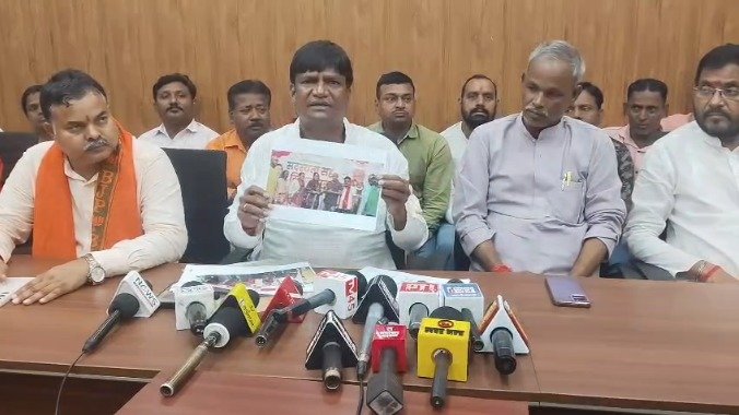 Dhanbad News: सांसद ढुल्लू महतो का बड़ा आरोप, अरूप चटर्जी पर गैंगस्टर प्रिंस खान के शूटर्स को संरक्षण देने का दावा