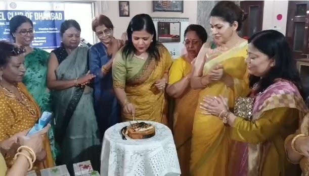 धनबाद में डॉक्टर्स डे पर वरिष्ठ चिकित्सकों का सम्मान, महिलाओं को नियमित स्वास्थ्य जांच का दिया संदेश