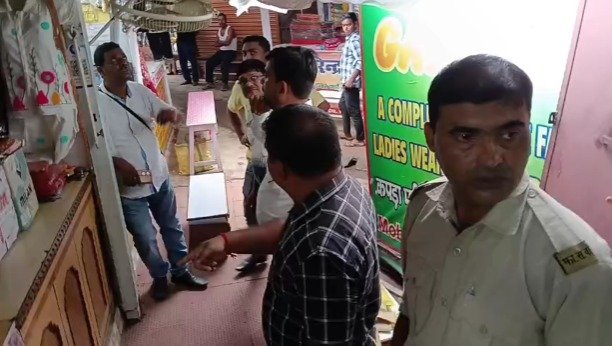 Dhanbad News: हटिया मार्केट में नगर निगम की कार्रवाई, वर्षों से किराया बकाया रखने वाली 4 दुकानें सील