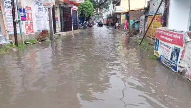 Dhanbad News: पहली बारिश में जलमग्न हुई हंस विहार कॉलोनी, 10 वर्षों से स्थायी समाधान का इंतजार