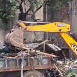 धनबाद रेलवे स्टेशन के दक्षिण छोर पर अतिक्रमण हटाने की कार्रवाई, बुलडोजर से हटाई गईं अवैध दुकानें