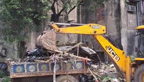 धनबाद रेलवे स्टेशन के दक्षिण छोर पर अतिक्रमण हटाने की कार्रवाई, बुलडोजर से हटाई गईं अवैध दुकानें