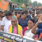Jamtara News: बाबूलाल मरांडी के नेतृत्व में भाजपा का धरना, 50 लाख मुआवजा और स्वास्थ्य मंत्री के इस्तीफे की मांग