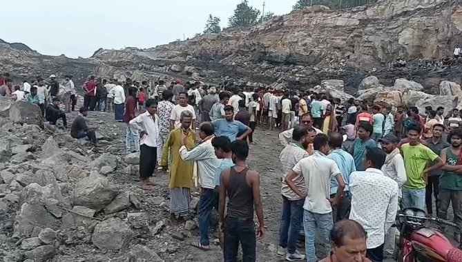 निरसा के चापापुर आउटसोर्सिंग में डोजर की चपेट में आने से कर्मी की मौत, मुआवजे की मांग पर काम ठप