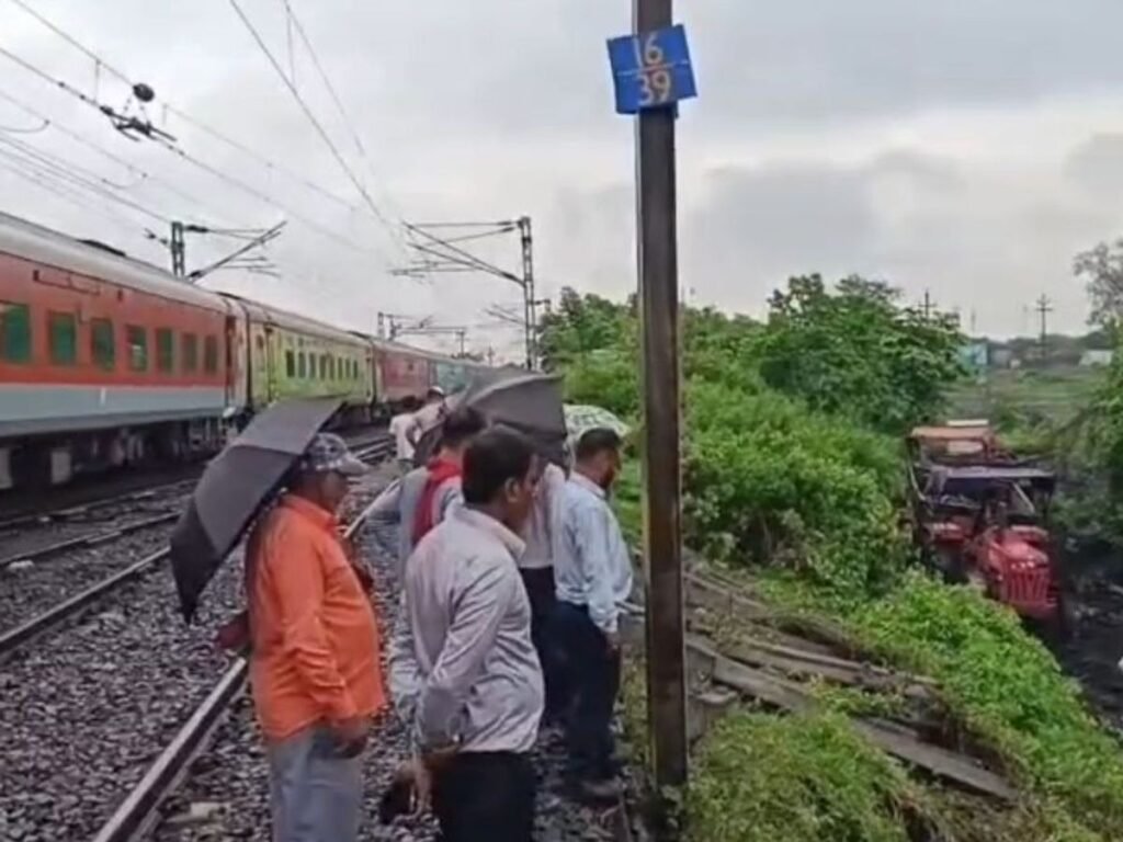 Dhanbad News: डीसी रेलखंड पर रेलवे ट्रैक के पास भू-धंसान, सोनारडीह कैबिन के समीप बना बड़ा गोफ