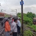 Dhanbad News: डीसी रेलखंड पर रेलवे ट्रैक के पास भू-धंसान, सोनारडीह कैबिन के समीप बना बड़ा गोफ