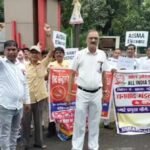 आगरा कैंट में डिप्टी स्टेशन अधीक्षक से कथित दुर्व्यवहार के विरोध में धनबाद में AISMA का प्रदर्शन