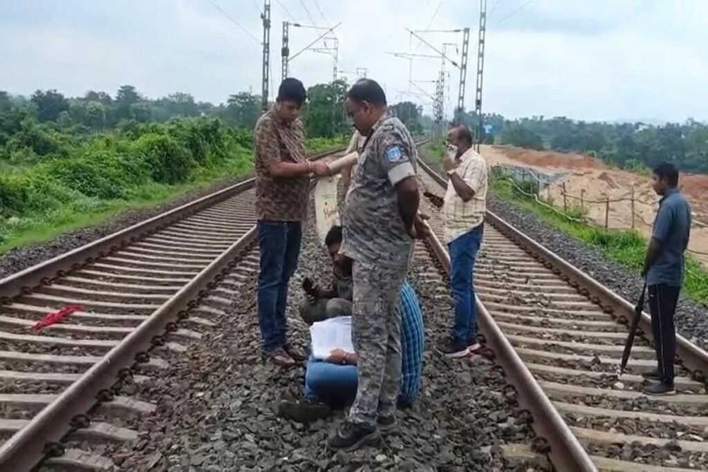 धनबाद-गोमो रेल मार्ग पर ट्रेन की चपेट में आने से अज्ञात व्यक्ति की मौत, जांच में जुटी पुलिस