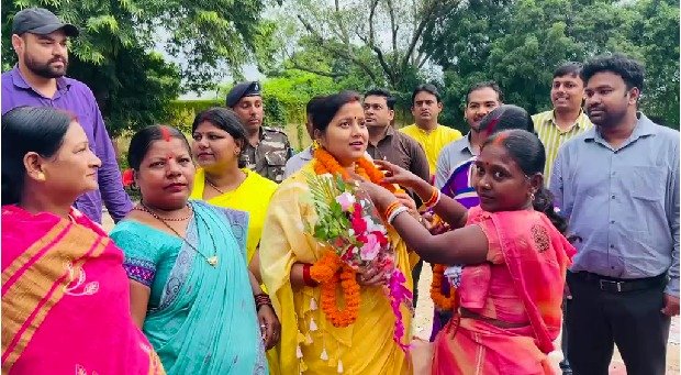 झरिया विधायक रागिनी सिंह के प्रयास से जेलगोरा गेस्ट हाउस के जीर्णोद्धार का कार्य शुरू, निर्माण कार्य का किया निरीक्षण
