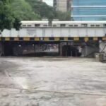 मुंबई में भारी बारिश के बीच नहीं थमी लोकल ट्रेन सेवा, जलमग्न पटरियों पर भी दौड़ी शहर की लाइफलाइन