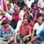 धनबाद रेलवे पार्किंग में अवैध वसूली का आरोप, टोटो चालकों का DRM कार्यालय के बाहर धरना