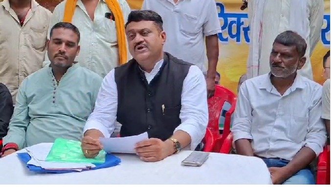 Dhanbad Railway Parking News: ई-रिक्शा टोटो संघ का आरोप, शिकायत के 15 दिन बाद भी पार्किंग ठेकेदार पर नहीं हुई कार्रवाई