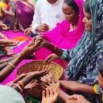 अन्नपूर्णा भंडार योजना की राशि मिलने पर महिलाओं ने मनाई खुशी, बाजार में बांटी मिठाइयां