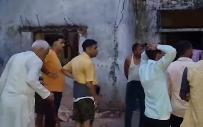 प्रतापगढ़ में दर्दनाक हादसा, 100 साल पुराना मकान गिरा, एक ही परिवार के 6 लोगों की मौत