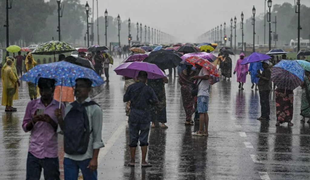 दिल्ली-NCR में मूसलाधार बारिश, कई इलाकों में जलभराव और लंबा ट्रैफिक जाम