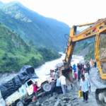 उत्तरकाशी में बड़ा हादसा टला, भू-धंसाव प्रभावित गंगोत्री हाईवे पर नदी की ओर फिसला पिकअप