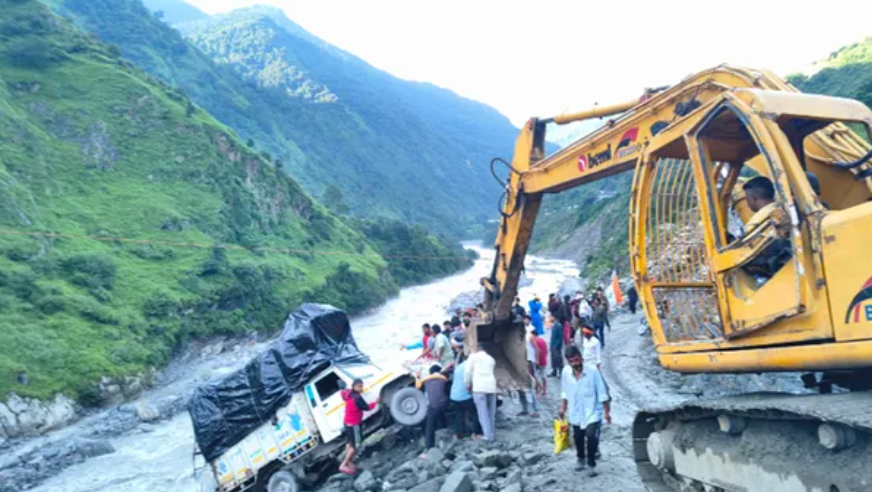 उत्तरकाशी में बड़ा हादसा टला, भू-धंसाव प्रभावित गंगोत्री हाईवे पर नदी की ओर फिसला पिकअप