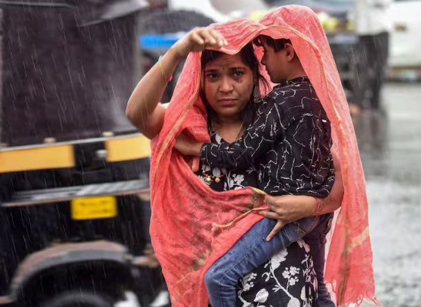 यूपी-बिहार समेत कई राज्यों में भारी बारिश का अलर्ट, 60 KM की रफ्तार से चलेंगी हवाएं