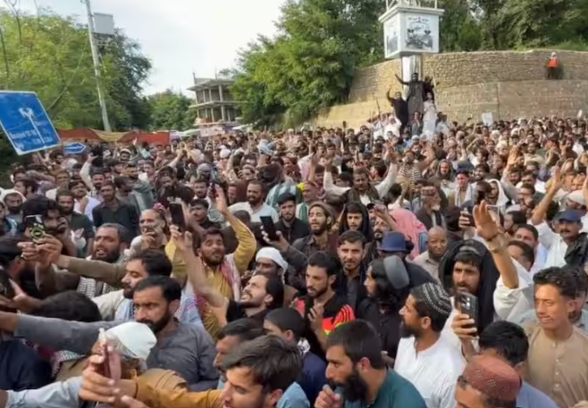 POK में 62वें दिन भी विद्रोह जारी, फायरिंग में 2 लोगों की मौत; 13 से ज्यादा घायल
