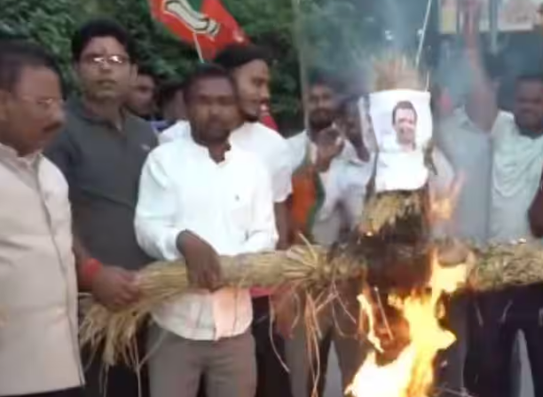 ‘वंदे मातरम्’ विवाद पर झारखंड में BJYM का प्रदर्शन, राहुल गांधी का पुतला फूंका; कांग्रेस से माफी की मांग