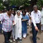 कुकू कोहली के निधन से टूटीं अरुणा ईरानी, अंतिम विदाई के दौरान भावुक हुईं अभिनेत्री