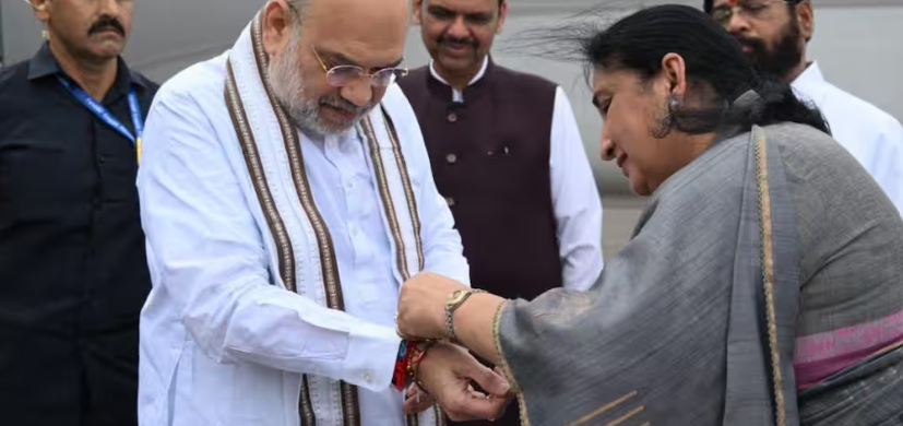 रक्षाबंधन पर मुंबई में अमित शाह का स्वागत, सुनेत्रा पवार ने बांधी राखी