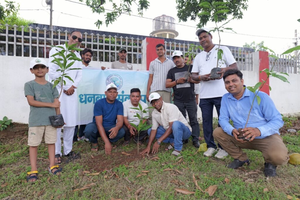 धनबाद पुलिस केंद्र में वृक्षारोपण अभियान, हरित धनबाद संकल्प संस्था ने दिया पर्यावरण संरक्षण का संदेश
