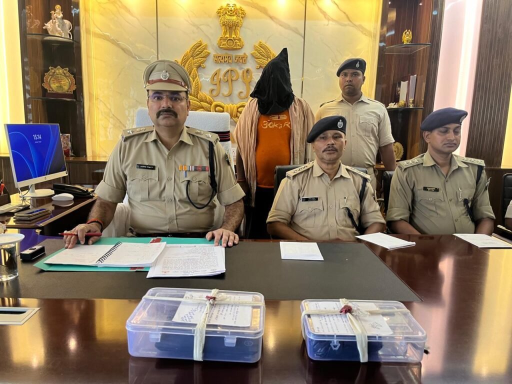 पाकुड़ में अवैध गांजा कारोबार का भंडाफोड़, 120 ग्राम गांजा और इलेक्ट्रॉनिक तौल मशीन के साथ एक गिरफ्तार