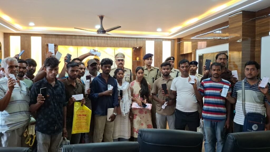 ऑपरेशन मुस्कान: पाकुड़ पुलिस ने 28 लोगों को लौटाए गुम हुए मोबाइल, एसपी ने अपने हाथों से सौंपे फोन