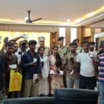 ऑपरेशन मुस्कान: पाकुड़ पुलिस ने 28 लोगों को लौटाए गुम हुए मोबाइल, एसपी ने अपने हाथों से सौंपे फोन