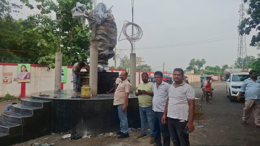 Pakur News: दिशोम गुरु शिबु सोरेन की पहली पुण्यतिथि पर तैयारियां अंतिम चरण में, 4 अगस्त को होगा प्रतिमा अनावरण