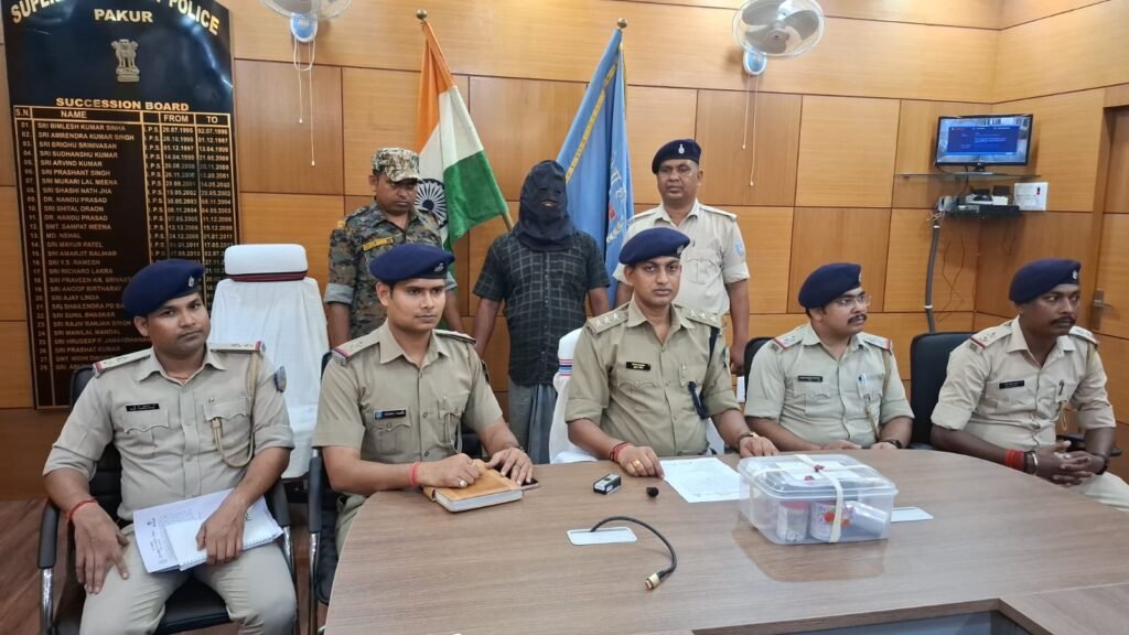 Pakur News: पुलिस की बड़ी कार्रवाई, 30 पुड़िया और 24 ग्राम ब्राउन शुगर के साथ तस्कर गिरफ्तार